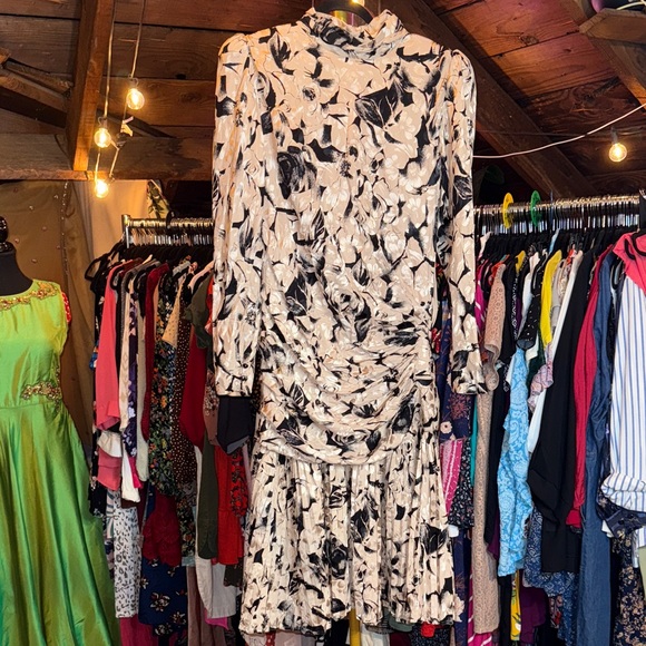 Neiman Marcus Dresses & Skirts - Neiman Marcus Black and Cream Abstract Long Sleeve Dress